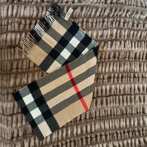 Burberry Accessories - 🎉BRAND NEW Burberry 100% cashmere giant check scarf